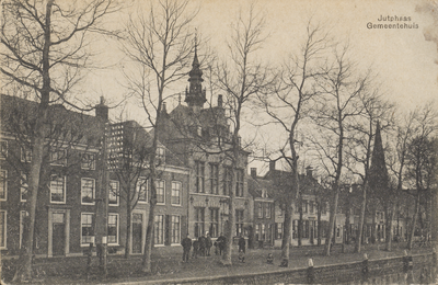 130167 Gezicht op de panden aan de Herenstraat, met in het midden het gemeentehuis (Herenstraat 9).N.B. De gemeente ...
